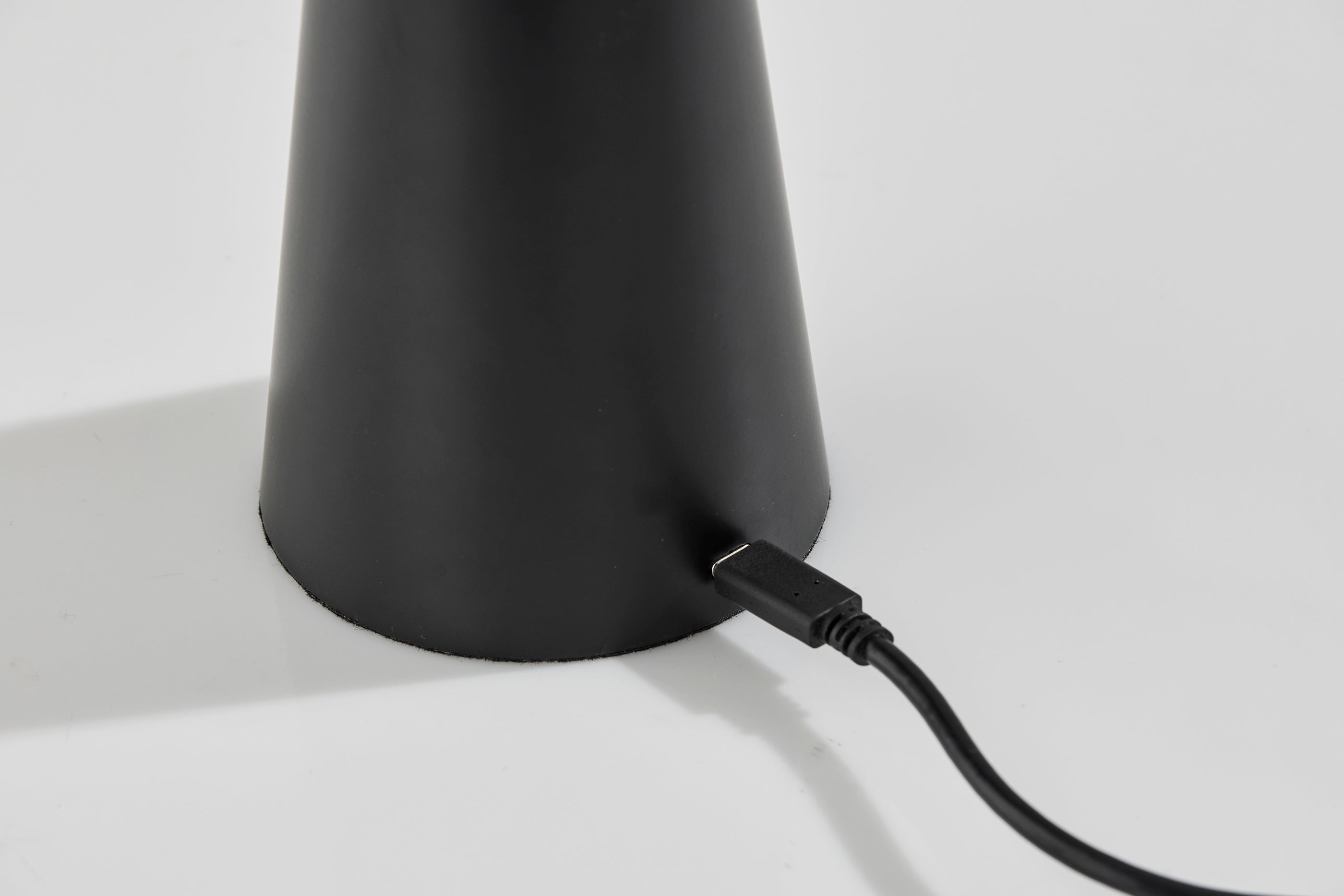 Ozzie LED Cordles Table Lamp