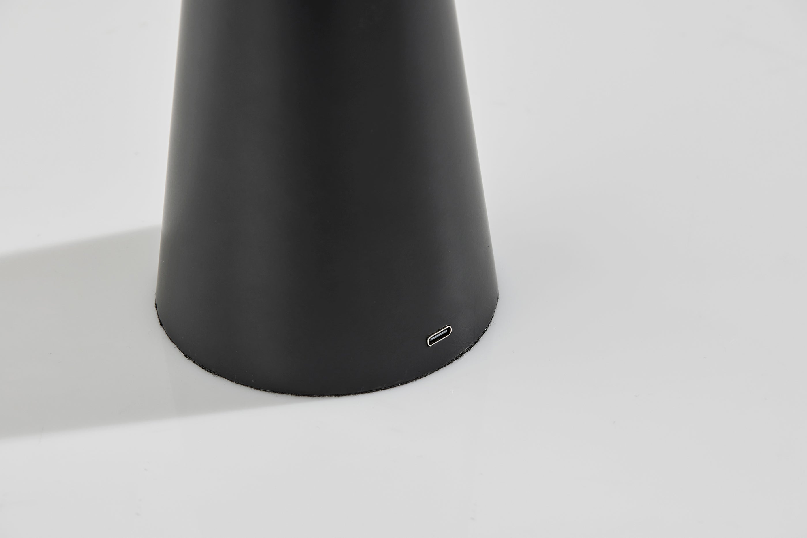 Ozzie LED Cordles Table Lamp