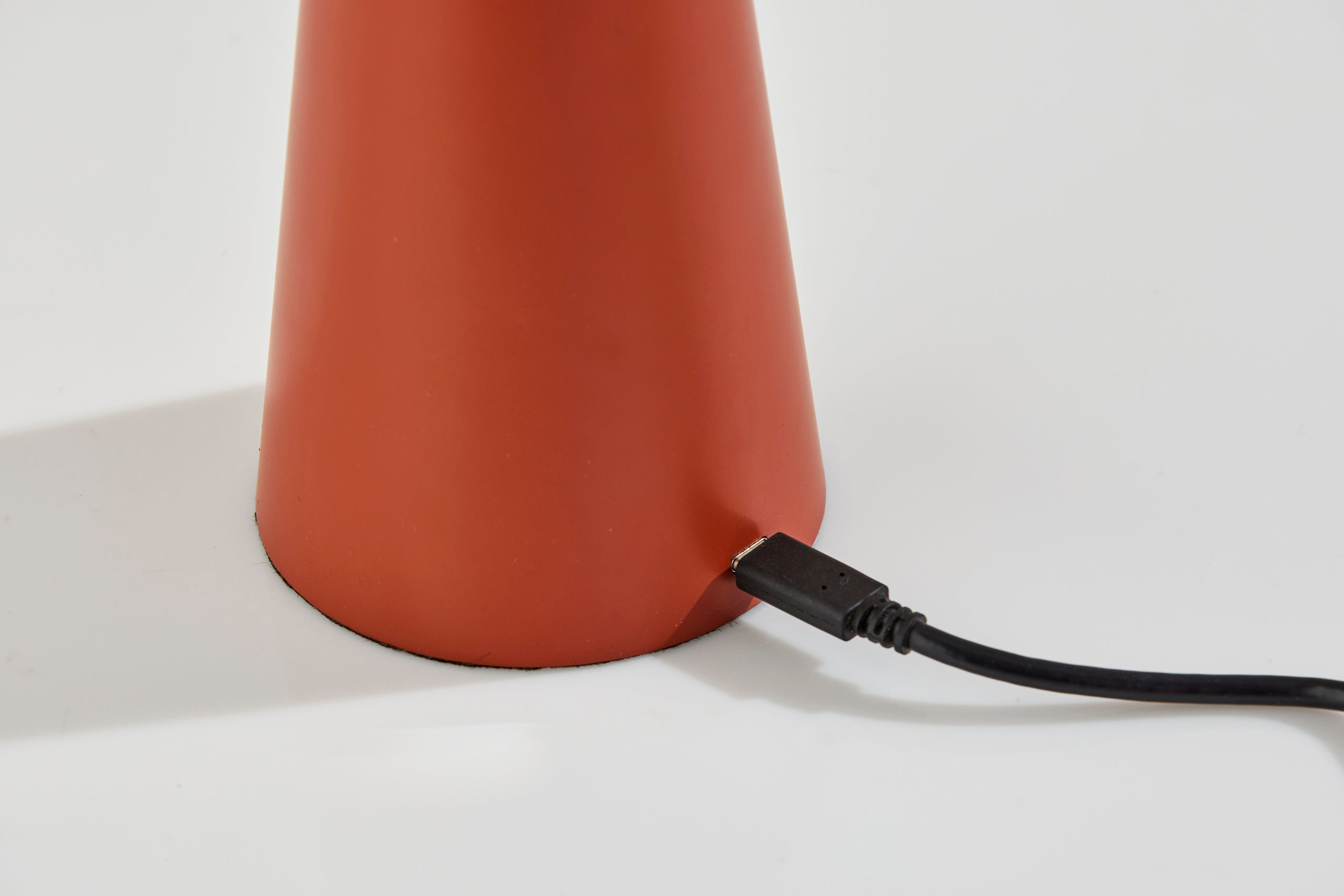 Ozzie LED Cordles Table Lamp