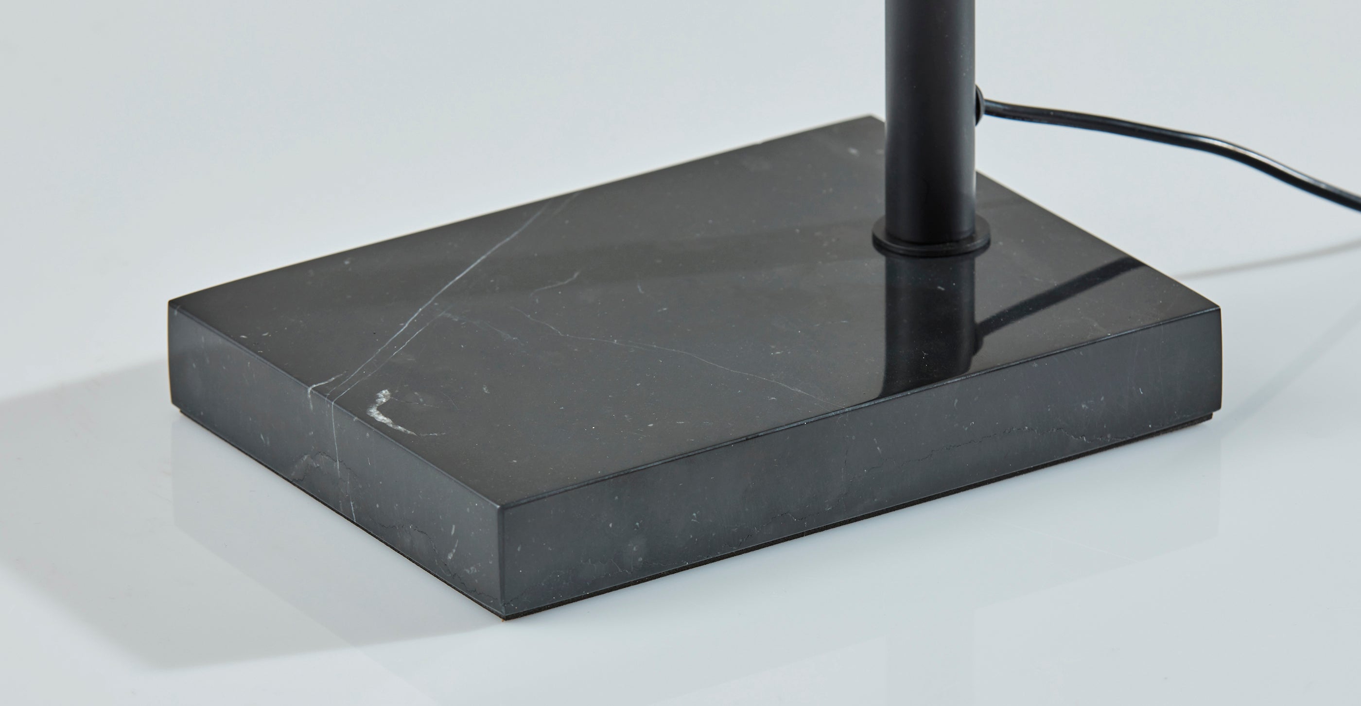 Cullen LED Desk Lamp w. Smart Switch