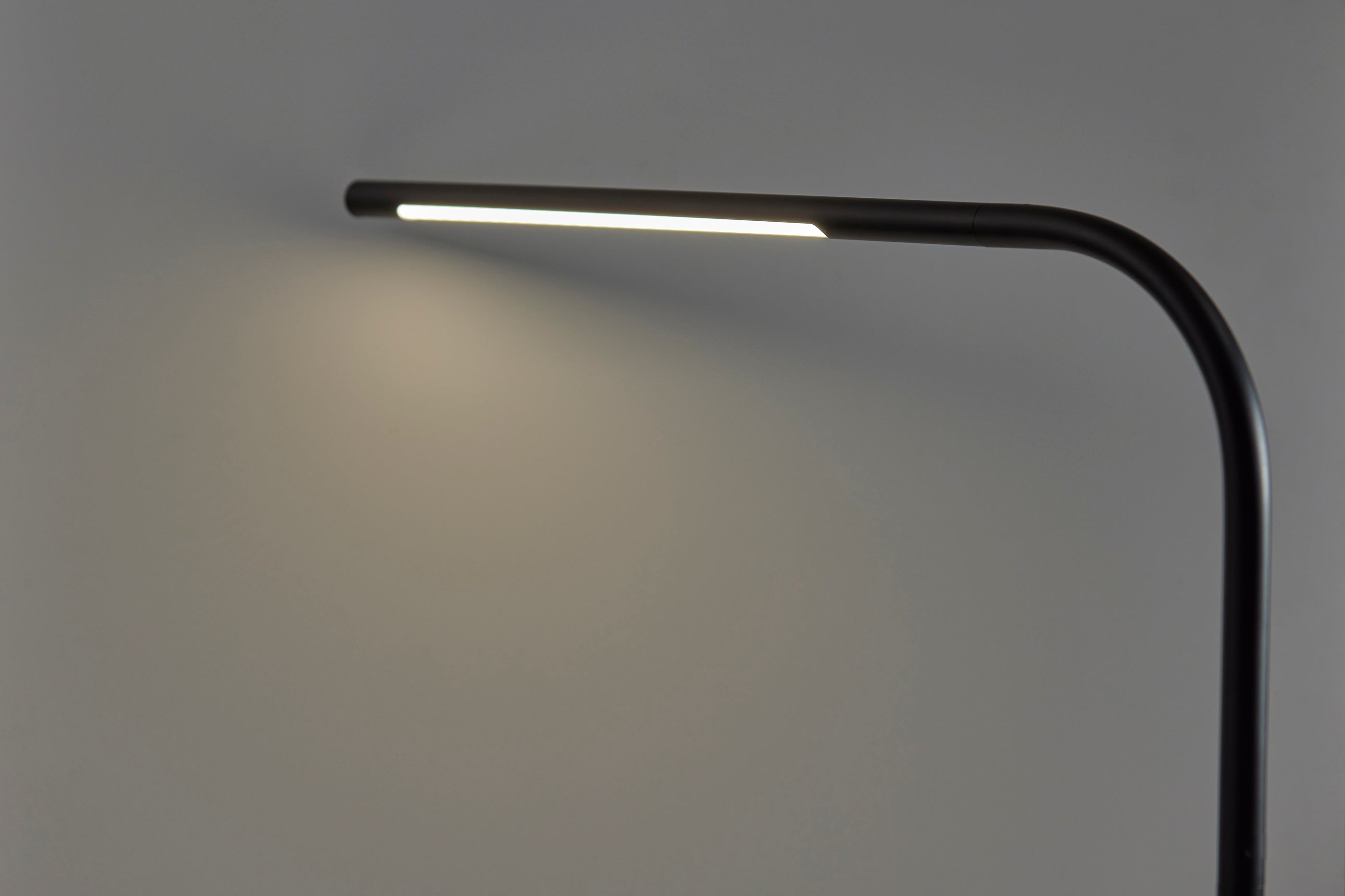 Cullen LED Desk Lamp w. Smart Switch