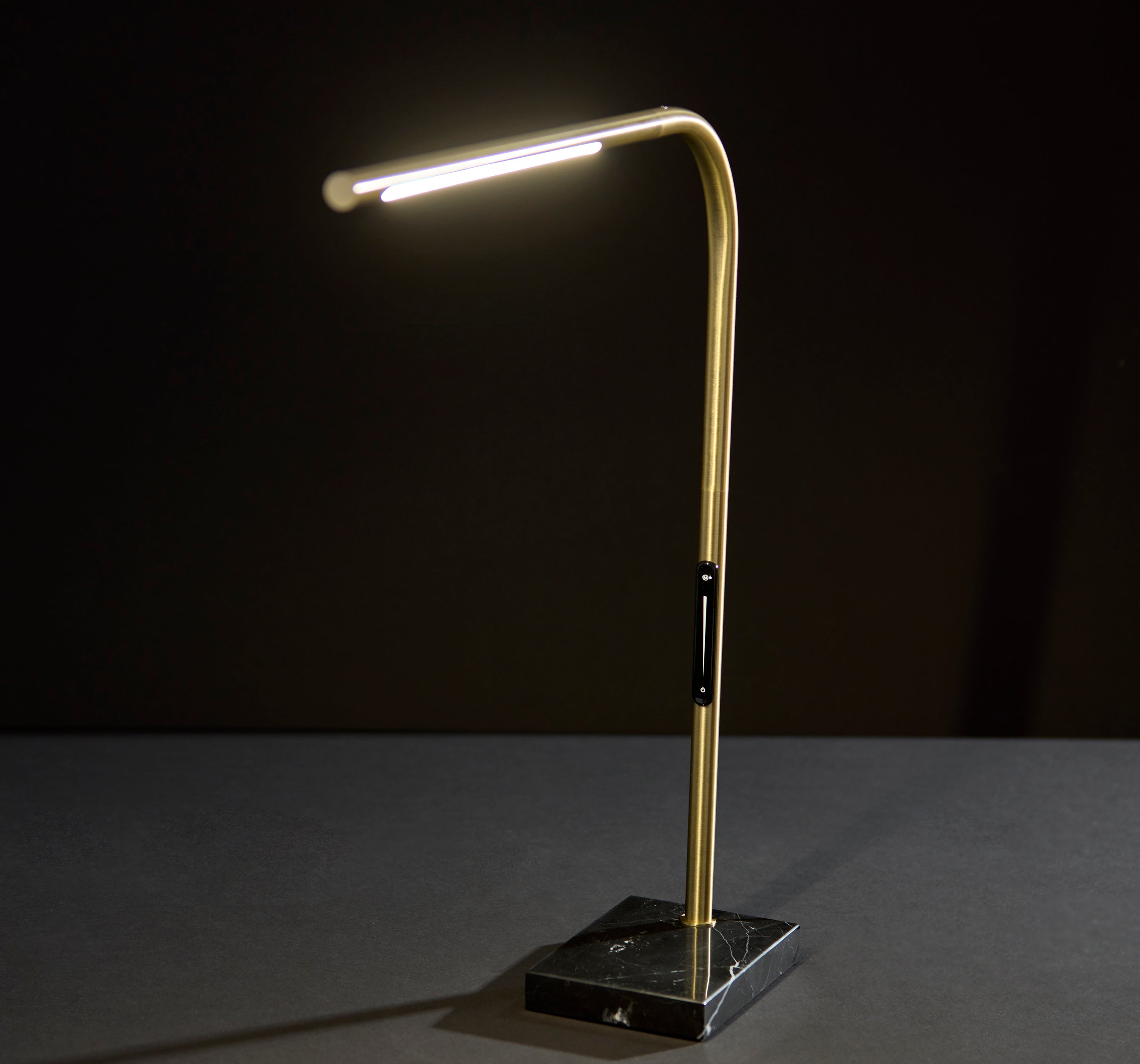 Cullen LED Desk Lamp w. Smart Switch