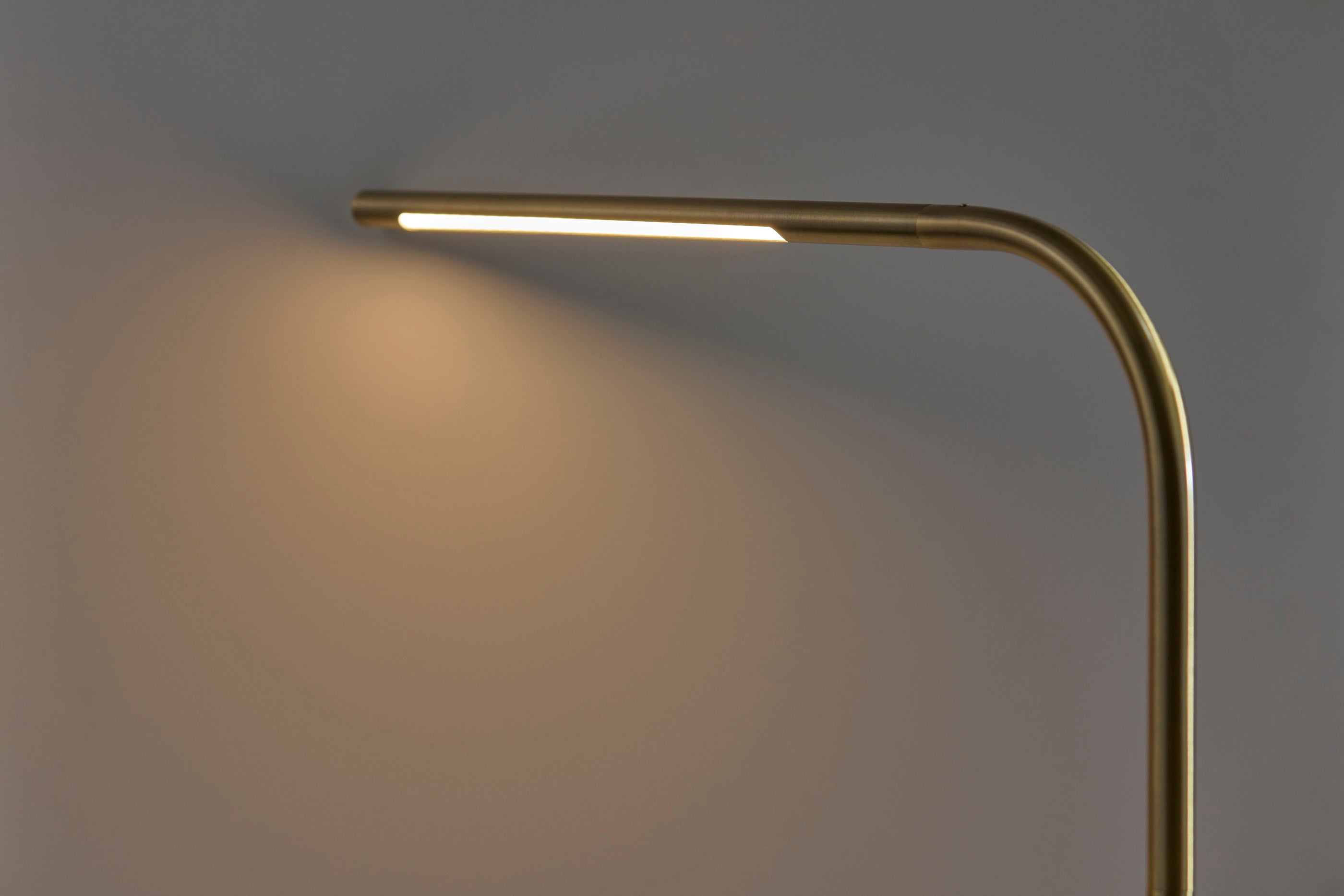 Cullen LED Desk Lamp w. Smart Switch