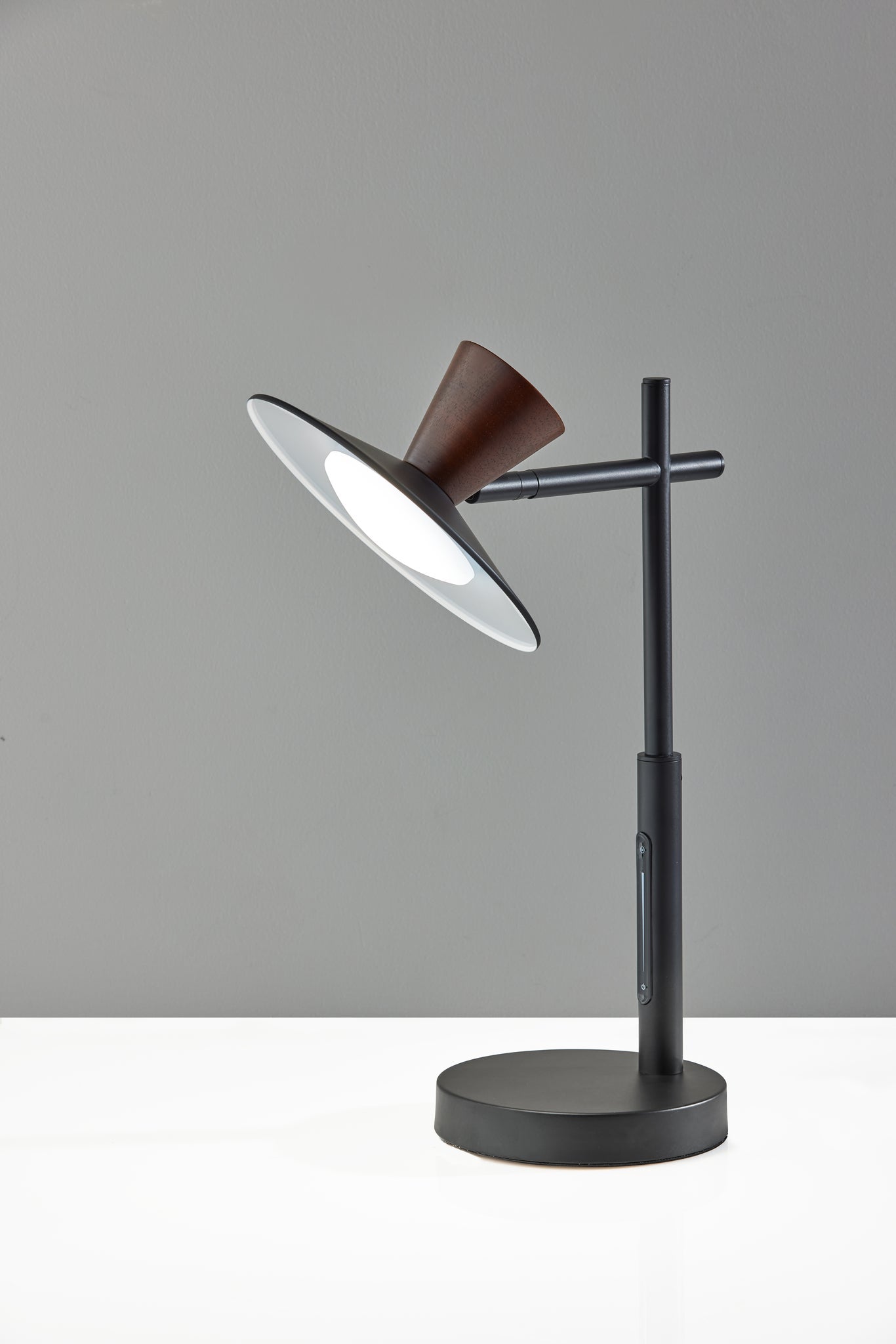 Elmore LED Desk Lamp w. Smart Switch