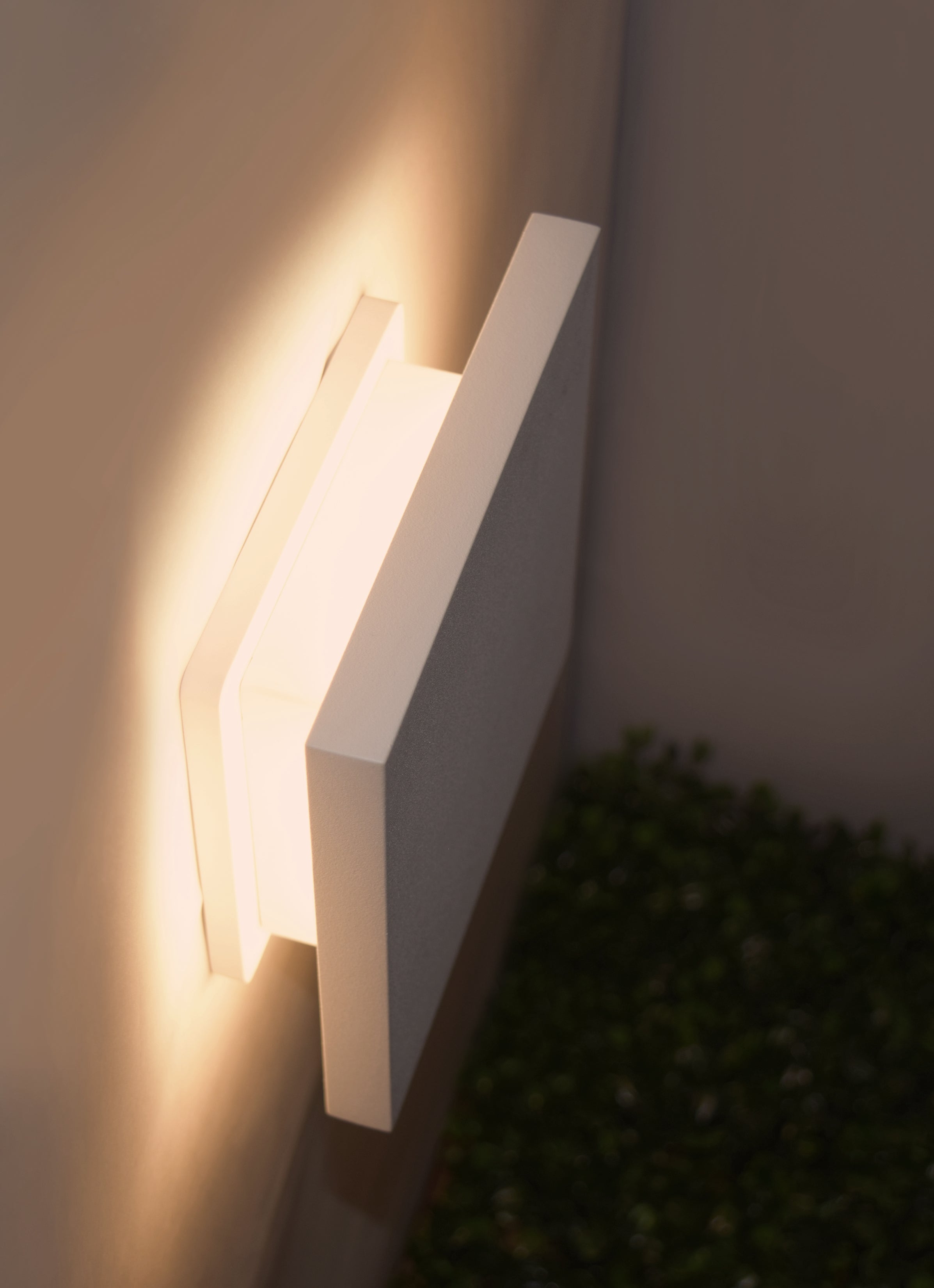 Alumilux Tau-Outdoor Wall Mount by ET2